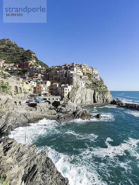 Felsenküste und Ausblick zum Ort Manarola  Cinque Terre  Manarola  Liguria  Italien  Europa