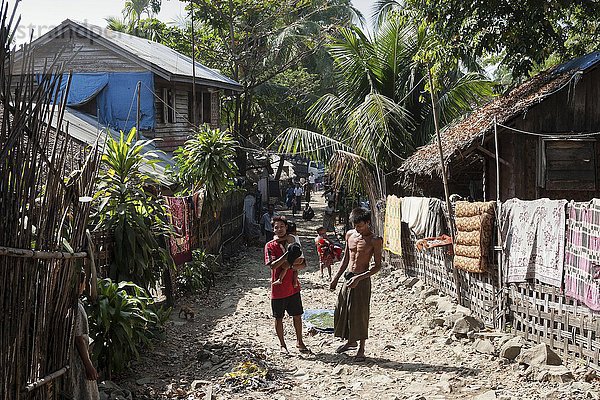 Dorfszene  Weg durch Holzhäuser  Ngapali  Thandwe  Rakhine-Staat  Myanmar  Asien