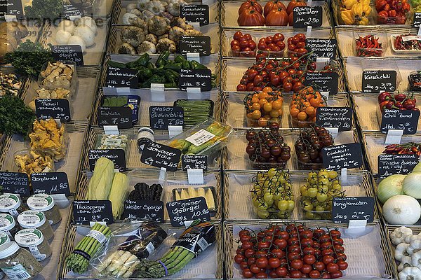 Verschiedene Früchte und Gemüse in einem Verkaufsstand  Viktualienmarkt  München  Bayern  Deutschland  Europa