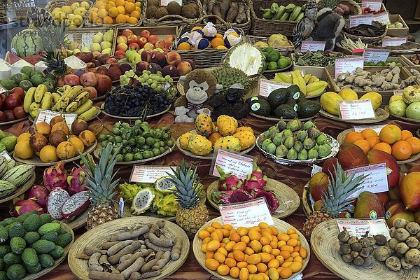 Verschiedene exotische Früchte an einem Obststand  Viktualienmarkt  München  Bayern  Deutschland  Europa