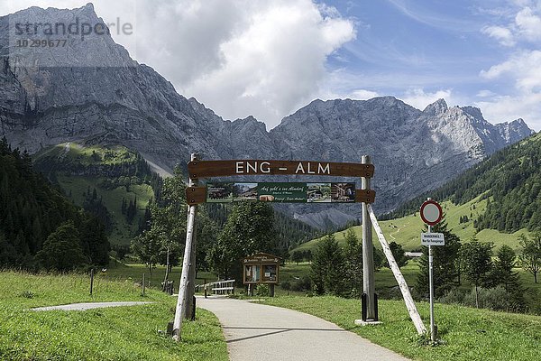 Weg durch Eng Alm  hinten die Laliderer Wände  Karwendel  Tirol  Österreich  Europa