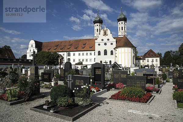 Kloster Benediktbeuern  vorne Friedhof  Klosterfriedhof  Benediktbeuern  Oberbayern  Bayern  Deutschland  Europa