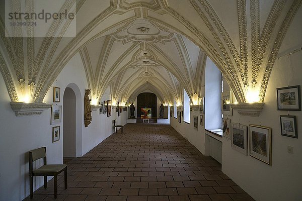 Kreuzgang  Kloster Benediktbeuern  Benediktbeuern  Oberbayern  Deutschland  Europa