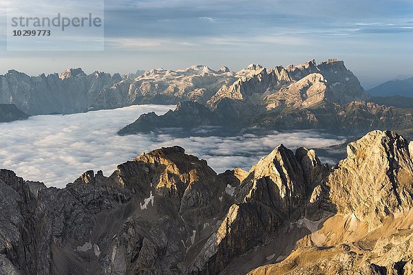 Dolomiten bei Sonnenaufgang  Aussicht vom Gipfel Punta Penia nach Süden  höchster Gipfel der Dolomiten  Marmolata  hinten die Pala-Gruppe  Dolomiten  Alpen  Trentino-Alto Adige  Italien  Europa