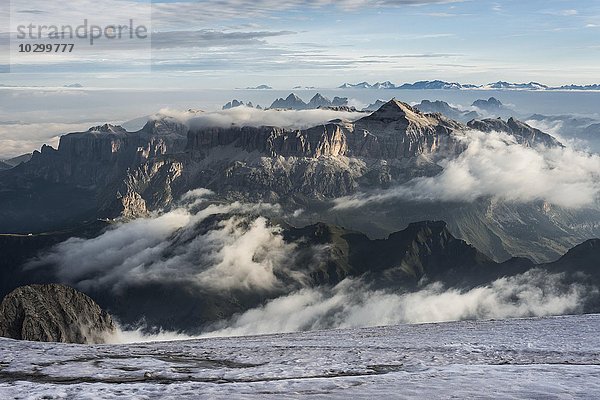 Sella-Gruppe mit Piz Boè  3152 m  Ausblick vom Gipfel Punta Penia mit Wolken  Marmolata  Dolomiten  Alpen  Südtirol  Trentino-Alto Adige  Italien  Europa