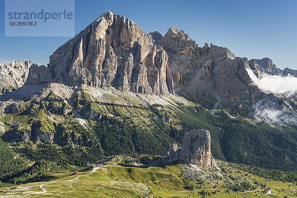 Aussicht vom Berg Nuvolau auf die Felsgruppe Fünf Türme  hinten Tofana di Rozes  Fanesgruppe  Dolomiten  Region Venetien  Veneto  Italien  Europa