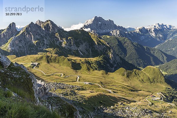 Aussicht vom Berg Nuvolau auf den Giaupass mit Straße  2236 m  Tal von Buchenstein  hinten Monte Civetta  3220 m  Dolomiten  Alpen  Venetien  Veneto  Italien  Europa