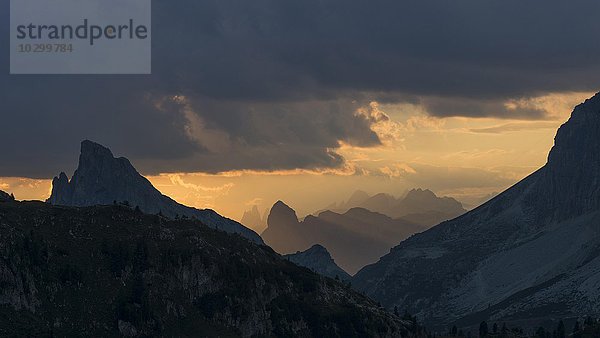 Sonnenuntergang am Valparolapass  links Hexenberg mit Gipfelkreuz  rechts Kleiner Lagazuoi  Dolomiten  Alpen  Venetien  Veneto  Italien  Europa