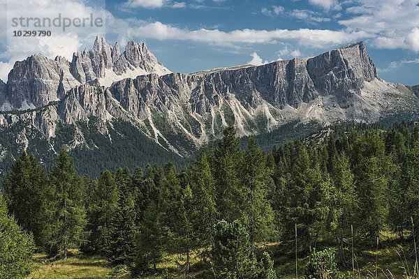 Aussicht vom Berg Nuvolau auf Felsengruppe Lastoi di Formin am Giaupass  hinten Croda di Lago  2709 m  Ampezzaner Dolomiten  Alpen  Venetien  Veneto  Italien  Europa