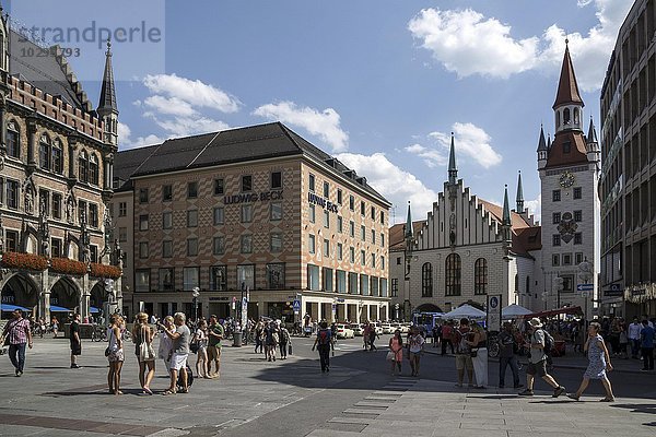 Marienplatz  links Teil des neuen Rathaus  in der Mitte Kaufhaus Beck  hinten rechts altes Rathaus  München  Bayern  Deutschland  Europa