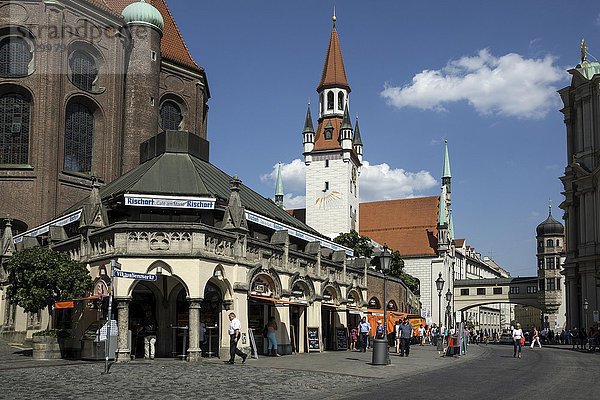Am Viktualienmarkt  vorne ein Cafe  hinten das alte Rathaus  München  Bayern  Deutschland  Europa