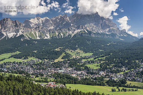 Ausblick auf Cortina d´Ampezzo  hinten die Cristallo-Gruppe  Ampezzaner Dolomiten  Alpen  Venetien  Veneto  Italien  Europa