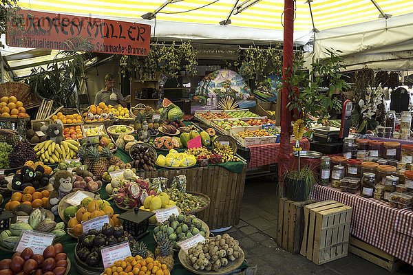 Verkaufsstand mit exotischen Früchten  Viktualienmarkt  München  Bayern  Deutschland  Europa