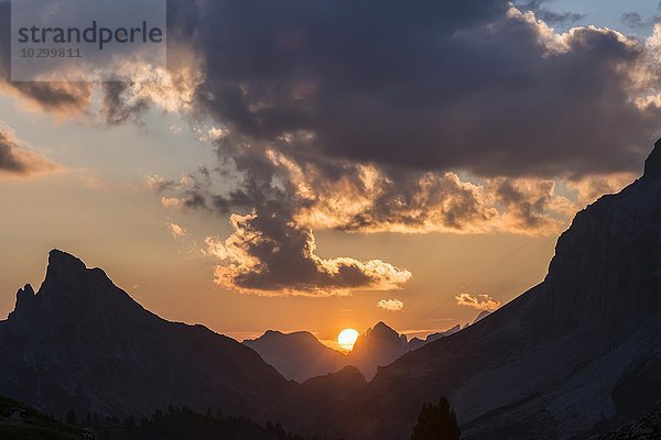 Sonnenuntergang am Valparolapass  links Hexenberg mit Gipfelkreuz  rechts Kleiner Lagazuoi  Dolomiten  Alpen  Cortina d'Ampezzo  Venetien  Veneto  Italien  Europa