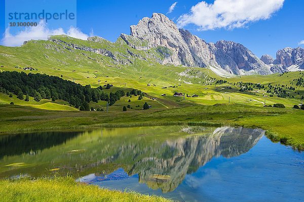 Der Gipfel des Seceda spiegelt sich im Lech Sant  Heiliger See  Geislergruppe  Dolomiten  Italien  Europa