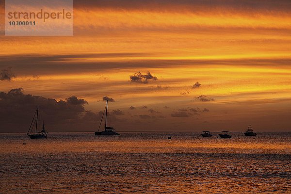 Sonnenuntergang mit Wolken  Boote ankern im Meer  Beau Vallon Bay  Insel Mahe  Seychellen  Afrika