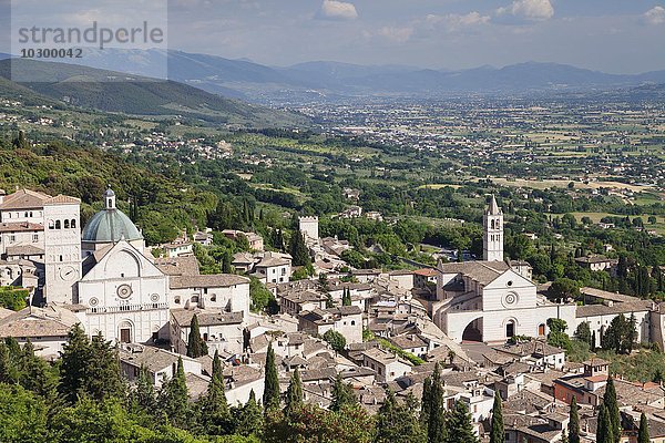 Ausblick über die Stadt mit Dom von San Rufino und der Kirche Santa Chiara  Assisi  Provinz Perugia  Umbrien  Italien  Europa