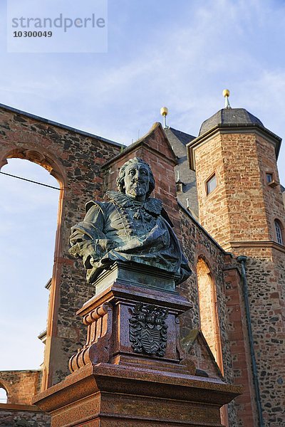 Denkmal für Graf Philipp Ludwig II. und Wallonisch-Niederländische Kirche  Ruine  Hanau  Hessen  Deutschland  Europa