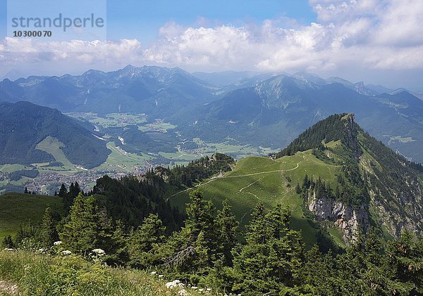 Blick vom Hochgern  rechts Zwölferspitz und Hochgern-Haus  links im Tal Unterwössen  Chiemgauer Alpen  Chiemgau  Oberbayern  Bayern  Deutschland  Europa