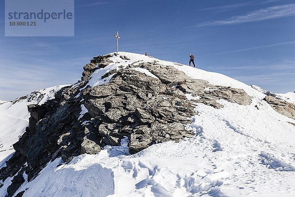 Skitourengeher beim Aufstieg auf die Madritschspitze im Martelltal  hier am Gipfelgrat  Nationalpark Stilfserjoch  Ortlergruppe  Vinschgau  Südtirol  Trentino-Südtirol  Italien  Europa