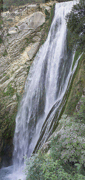 Künstlich angelegter großer Wasserfall durch Papst Gregors XVI  Villa Gregoriana  Tivoli  Lazio  Italien  Europa