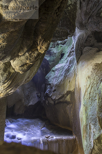 Fluß Aniene fließt durch Neptuns Grotte oder Neptungrotte  Villa Gregoriana  Tivoli  Lazio  Italien  Europa