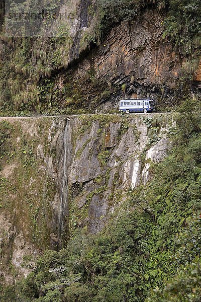 Bus auf Todesstrasse  Camino de la Muerte  Yungas Straße  zwischen La Paz und Coroico  Bolivien  Südamerika