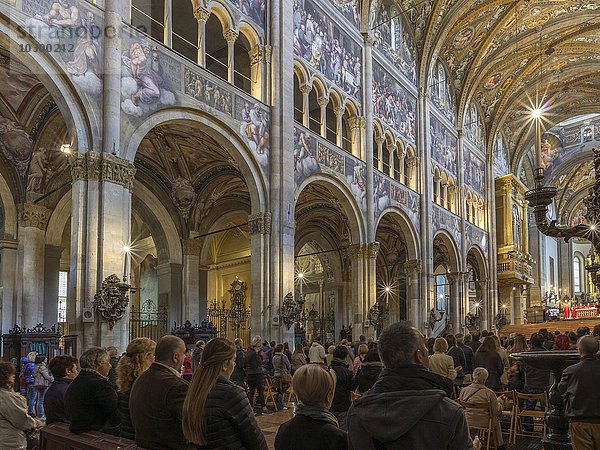 Heilige Messe in der Kathedrale  Parma  Emilia-Romagna  Italien  Europa