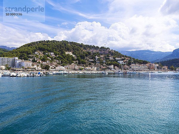 Ausblick auf den Hafen von Port de Soller  Sóller  Mallorca  Balearen  Spanien  Europa