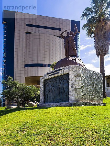 Unabhängigkeitsdenkmal vor Unabhängigkeitsmuseum oder Independence Memorial Museum  Windhoek  Namibia  Afrika