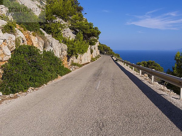 Enge Strasse nahe Cap de Formentor  Tramuntana-Gebirge  Mallorca  Balearen  Spanien  Europa