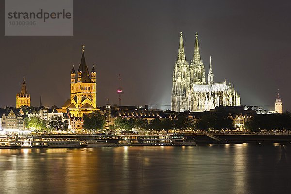 Stadtpanorama Köln bei Nacht  Dom  Philharmonie  Groß St. Martin  Rathaus  Colonius  Rhein  Köln  Nordrhein-Westfalen  Deutschland  Europa