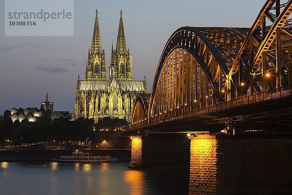 Kölner Dom bei Dämmerung  Philharmonie  Hohenzollernbrücke  Rhein  Köln  Nordrhein-Westfalen  Deutschland  Europa
