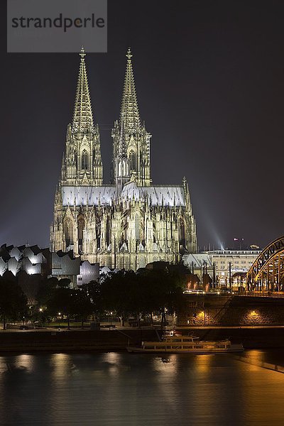 Kölner Dom bei Nacht  Philharmonie und Hohenzollernbrücke im Anschnitt  Rhein  Köln  Nordrhein-Westfalen  Deutschland  Europa