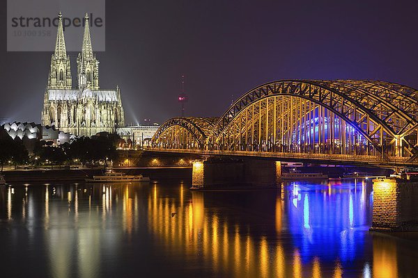 Köln bei Nacht mit Dom  Colonius  Philharmonie  Hohenzollernbrücke  Rhein  Köln  Nordrhein-Westfalen  Deutschland  Europa