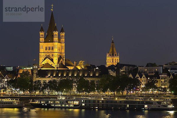 Kölner Altstadt bei Nacht  Kirche Groß St. Martin  Rathaus  Rhein  Köln  Nordrhein-Westfalen  Deutschland  Europa