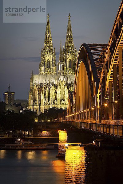 Kölner Dom bei Dämmerung  Philharmonie  Hohenzollernbrücke  Rhein  Köln  Nordrhein-Westfalen  Deutschland  Europa