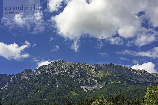 Wilder Kaiser mit Wolkenhimmel  Scheffau  Tirol  Österreich  Europa
