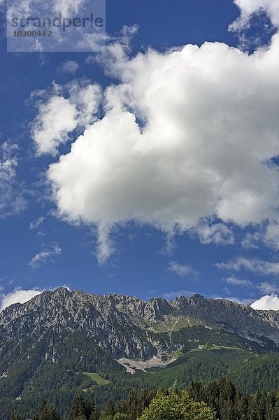 Wilder Kaiser mit Wolkenhimmel  Scheffau  Tirol  Österreich  Europa