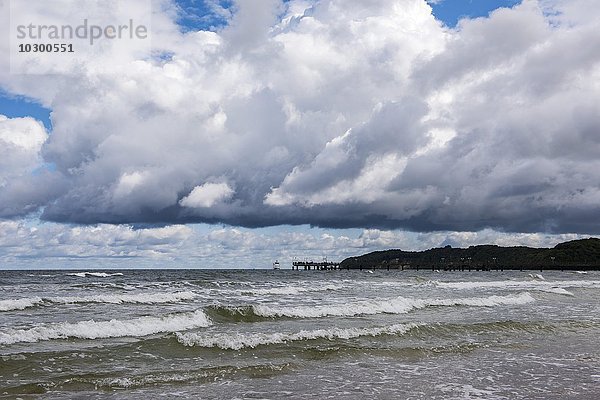Gewitterwolke am Strand von Binz  Ostsee  Rügen  Mecklenburg-Vorpommern  Deutschland  Europa