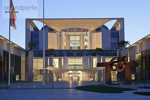 Das Bundeskanzleramt im Regierungsviertel in der Dämmerung  Berlin  Deutschland  Europa