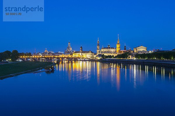 Blick von Marienbrücke über Elbe auf Stadt  Dresden  Sachsen  Deutschland  Europa
