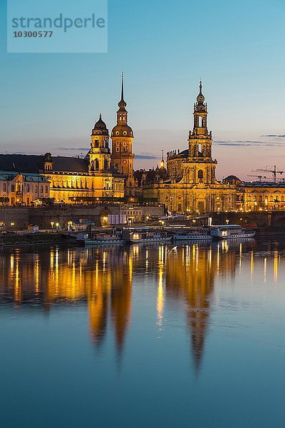 Stadtansicht mit Elbe  Ständehaus  Hausmannsturm und Hofkirche  Dresden  Sachsen  Deutschland  Europa