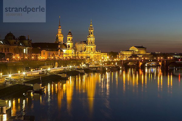 Stadtansicht über Elbe mit Hofkirche  Dresden  Sachsen  Deutschland  Europa