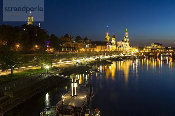 Stadtansicht vom Zwinger über Elbe  Hofkirche und Semperbau  Dresden  Sachsen  Deutschland  Europa