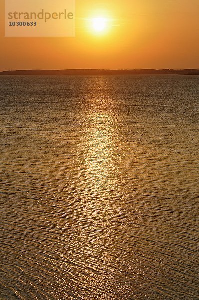 Sonnenuntergang über der Lagune Achterwasser  Insel Usedom  Mecklenburg-Vorpommern  Deutschland  Europa