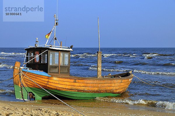 Altes Fischerboot liegt am Strand  Insel Usedom  Mecklenburg-Vorpommern  Deutschland  Europa