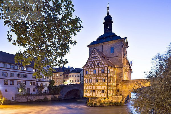 Altes Bamberger Rathaus auf einer Insel in der Regnitz  Bamberg  Oberfranken  Bayern  Deutschland  Europa