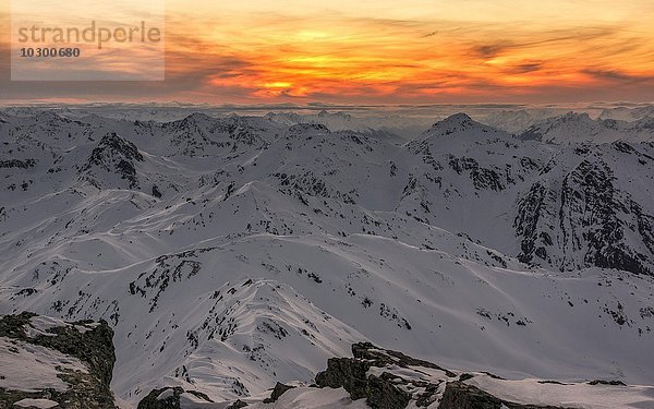 Ausblick zum Hintertuxer Gletscher und dem Olperer  verschneite Berge  Tuxer Alpen  Tirol  Österreich  Europa
