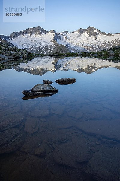 Schwarzsee im Zemmgrund  hinten Ginzling  Sonnenaufgang Zillertal  Tirol  Österreich  Europa